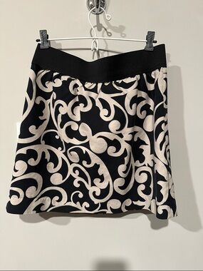 🔥 3/$10 BUNDLE DEAL! 🔥LOFT Black Skirt with Cream Scroll Print